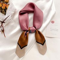 Bufandas 70 * 70 cm Color de moda a juego Pequeña bufanda cuadrada femenina decorativa de doble uso de la bolsa de seda con