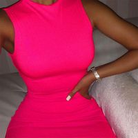 OMSJ 여름 네온 핑크 민소매 미니 드레스 바디 콘 섹시한 패션 파티 클럽웨어 스키니 솔리드 슬림 기본 2021 뜨거운 드레스 새로운