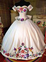 멕시코 Charro Quinceanera 드레스 테마 다채로운 수 놓은 어깨 새틴 레이스 업 공 가운 달콤한 16 Vestidos 15 Anos