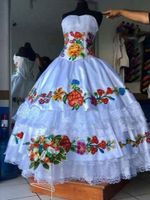 2022エレガントな白いカラフルな花の刺繍Quinceanera Promのドレスストラップレスメキシコのシャルロ女性ボールガウンレースXVイブニングパーティードレスvestidos 15 Anos