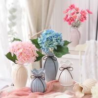花瓶ヨーロッパの陶磁器の花瓶の装飾工芸品白/青い磁器の花の中心部の結婚式の乾燥花
