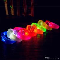 Musik aktiverad ljudkontroll LED-leksaker blinkande armband Ljus upp Bangle Wristband Club Party Bar Cheer Lysous Hand Ring Glow Stick A02