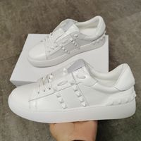 Hommes Femmes Sans titre Sneakers ouverts Calfskin Cuir Rochstuds Chaussures Blanc Platinum-Terminé Terminé Traqueurs Chaussures de lacets de haute qualité avec boîte