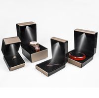 Cajas de joyas colgantes de compromiso de compromiso de LED creativo anillos iluminados elegantes Caja de almacenamiento Pantalla de regalos Examen al por mayor