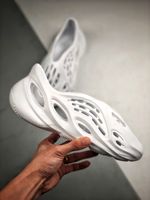 Чистые белые колористы спортивные тапочки пены бегун пеноподготовки на открытом воздухе спортивные сандалии скользкие кроссовки размером 36-48,5 доступный корабль
