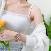 Relógios de pulso Designers de moda design mulheres assistir sério prático e não flashy luxo dentro recolher com vidro de vidro quebrado simples