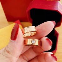 Diseñadores Diseño de anillo para hombres y mujeres, marca de lujo 4mm 6 mm de titanio de acero de titanio Letras de moda