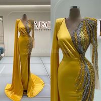 2022 Helle Gold Satin Mermaid Prom Kleider mit langem Ärmeln Kristall Perlen V-Ausschnitt Arabisch Dubai Abendkleid Roben De Soirée JAUNE C0314