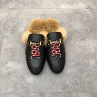 Зимние меховые тапочки дизайнер Loafer Classic Lazy Flat Baotou Flip Plops 100% кожаные мужчины леди слайды замшевые письма коровьей металла женщин в помещении обувь большой размер 35-42-46