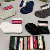 Erkek çoraplar klasik İtalya moda gündelik kıyafet mektubu baskılı orta çorap nakış pamuklu kutu beş çifti yeniden renk