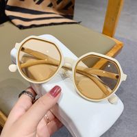 Солнцезащитные очки Женщины 2021 Модный дизайнер Бренд Корейский стиль Очки Винтаж Солнцезащитные Очки UV400 Защитные очки