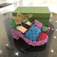 Moda Yavru Tıknaz Yüksek Topuk Sandalet Kadın Lady Bayanlar için Platform Kama Yaz 2021 Seksi Çiçek Renk Eğik Nakış İşlemeli Tasarımcı Açık Burun Ayakkabı