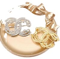 Viele hochwertige Marke Designer Männer Frauen Broschen Kleine Süße Windgold Silber Perlen Briefanzug Kleid Pins Für Party Nizza Geschenkspezifikationen