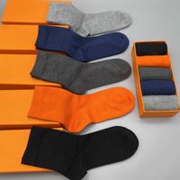 Erkek Çorap Moda Beyefendinin Resmi Orta Uzunlukta Aşınmaya Dayanıklı Yumuşak Erkekler Ve Kadınlar Pamuk Spor Jartiyer Butik Hediye Kutusu 5 Renkler