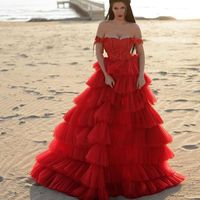 Parti Elbiseleri Çarpıcı Kırmızı Ruffled Tül Kapalı Omuz Balo Kadınlar Robe Bir Çizgi Boncuk Kat Uzunluk Katmanlı Prenses Kıyafeti