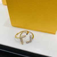 Luxurys diseñadores de moda anillos de dos capas anillos de letras de dos capas decoración de alta calidad mano de obra exquisita compromiso de regalo de regalo empaquetado completo