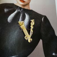 Moda V carta Rhinestone Broche Mulheres Catwalk Badge Broche Pins Wedding Jewelry Acessórios