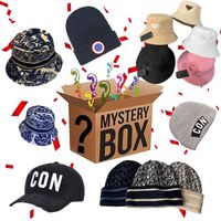패션 크리스마스 블라인드 박스 럭키 박스 미스터리 상자 신비한 선물 무작위 하나의 디자이너 야구 모자 또는 비니 또는 양동이 모자 orknitted 모자