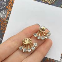 Orecchini con orecchini con borchie a forma di fan di diamanti Vendita di gioielli esclusivi moda donna