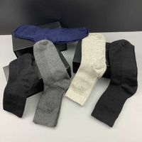 Mens Çorap Gentleman'ın resmi çorap 1 kutusu = 5 çift orta uzunlukta düz renk aşınmaya dayanıklı yumuşak erkekler ve