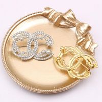 Lotes 18k chapado en oro diseñadores de marcas letras broches geométrica marca de lujo mujeres Rhinestone perla broche traje Pin de laple para fiesta de bodas Accesorios de joyería