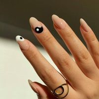 Falska naglar 24 st Black White Tai Long Round Full Cover Tips Återanvändbar nakenfärg färdigfake med flytande lim