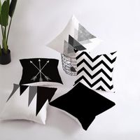Coussin d'oreiller Coussin géométrique Coussin Noir et blanc Polyester Jet de polyester à rayures Triangulaire Triangulaire Triangulaire