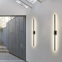 Moderno semplice lampada da parete a LED a tubo lineare su sfondo opposto al corridoio foyer leggero corridoio in oro nero applique