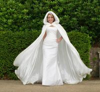 2019 Winter Wit Bruiloft Cloak Cape Hooded met Bont Trim Lange Bruidskleding Avond / Prom Party Jas Gratis Verzending Dames Jurk Jas