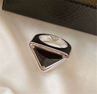 Designer de moda anel de prata cartas de marca de impressão para senhora mulheres homens p clássico triângulo anéis de triângulo amantes jóias de desenhador de noivado