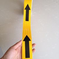 Gelb mit schwarzen Pfeil Sicherheit Reflektierende Warnung Selbstklebeband Aufkleber für Straßenstraße Straßenstufe Breite 50mm 2 "Geschenk Wrap