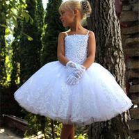 Vit Princess Flower Girl Dresses for Wedding Crystal Applique Spaghetti Strap Kort Lace Tulle Child Pageant Gowns Communion Dresses F69