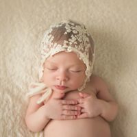 Neugeborene Fotografie Foto Requisiten Hüte Baumwollspitze Stickerei Riemen Kappen Hut Weihnachten Kinderkappe Nette Baby Zubehör