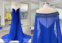 2022 Lastest Designer Royal Blue Samt Abend Ballkleider Formale Kleider mit Cape aus der Schulter Chiffon Bodenlangen Meerjungfrau Perlen Kristallhülse