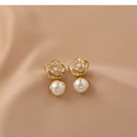 Pendientes de perlas de flores retro francés hembra xia xiaozhong diseño súper inmortal de alto sentido temperamento pendientes de viento frío