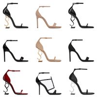 Дизайнерские сандалии Opyum Высокие каблуки Женщины открытыми носят каблуки каблуки классические металлические буквы сандалии модные стилистские туфли с коробкой пыли