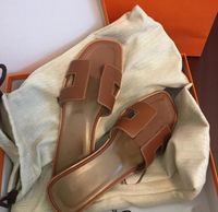 2022 Sandálias da moda Mulheres de couro genuíno Mulheres chinelas de verão Slides planos de luxo de ladrinhas de festas de sandália de sinalizador de oran com caixa