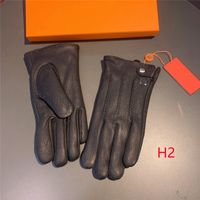 Mens Luxury Designer Five Fingers Gloves Fashion Genuine Leather Mittens Winter Brand Gloves High Quality Touch Screen Warm Cashmere Mitten
