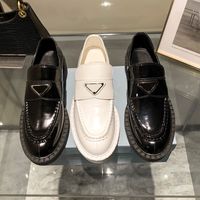 2021Top kvalitet klassisk plattform casual skor äkta läder tjocka sålar platt lyx designer mode kvinnor lågt 100% metall spänne svart vit storlek 35-40