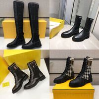 2022 Botas de diseño de mujeres de alta calidad Punto Estiramiento Negro Caballero Caballero de cuero para mujer Diseño corto de bota corta Marca Zapatos casuales Bota de lujo EUR 35-40