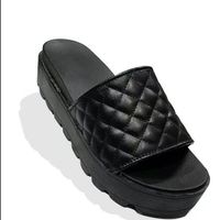 Черные белые платформы Suffs Sandals мягкие тапочки сексуальные женщины сшивание сандалии толстые резиновые подошвы скольжения плоские стеганые тапочки 6 цветов GR003