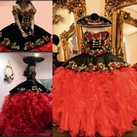 Vintage schwarz und rote Quinceanera Kleider von der Schulter mit 3D Blumen Applique bodenlangen Organza Satin Custom Rüschen süß 16 Pageant Ballkleid Vestidos