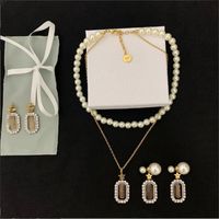 Nuevo letra Pendientes de perlas de perla femenina Neckain Collar de color eléctrico Separación