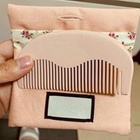 Mini cepillo de pelo de madera lindo Peinera Peine de sándalo práctico con caja de regalo rosa para mujeres Girls Regalos de vacaciones 00888