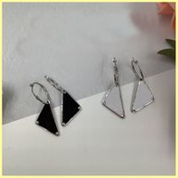 Mode Frauen Ohrringe Dreieck-Reifen Ohrringe Buchstabe P Ohrstecker Luxurys Designer Damen Ohrring Schmuck Halsketten 2 Farben 21072003R