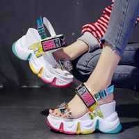 الصنادل Akexiya 2021 المرأة الصيف إسفين شفافة pvc كريستال مكتنزة منصة الأحذية امرأة rainbow سميكة أسفل sandalias