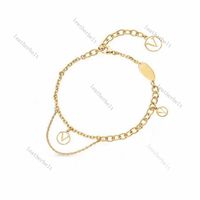 Four Leaf Clover Bangles Chic Letter Charm Armband Retro Hollow Pendant Halsband Fashion Gold Armband Halsband