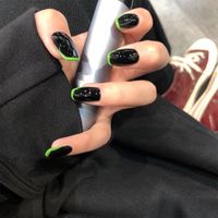 Falska naglar 24pcs Fake Nail Black Extra Long Stiletto Tips UV Gel Manicure Easy Applicera artificiell salong