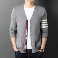Luxe TB Fashion Marque Thom Sweaters Hommes Slim Fit Col V Card à rayures Vêtements Coton à rayures Coton Casual Casual Coat Style 211014