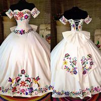 2022 Blanco Charro Quinceañera Viste al hombro Vinatge Bordado Flores Satén Sleeve Short Sweet 15 Girls Prom Sweet 16 Vestido 2022 Blanco Charro Quinceañera Viste al hombro Vinatge Bordado Flores Satén Sleeve Short Sweet 15 Girls Prom Sweet 16 Vestido
